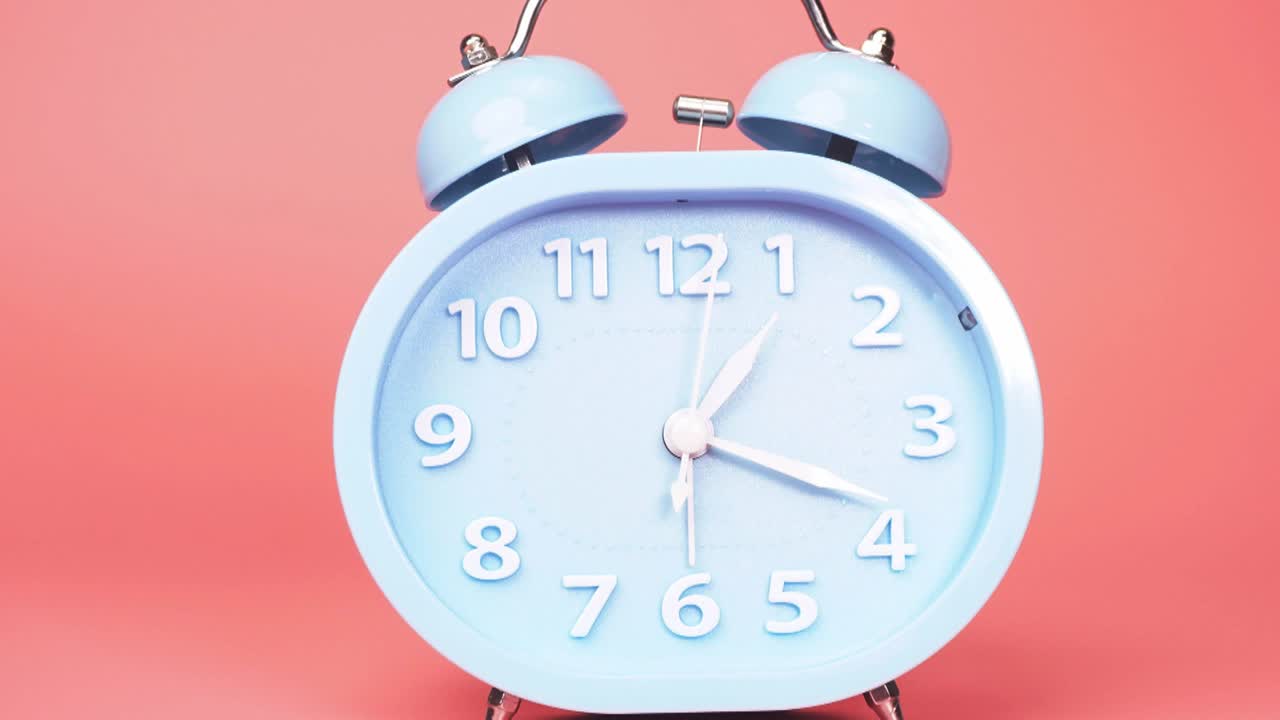 타임 스 블루 알람 시계는 오후 2시에 시간을 나타니다.