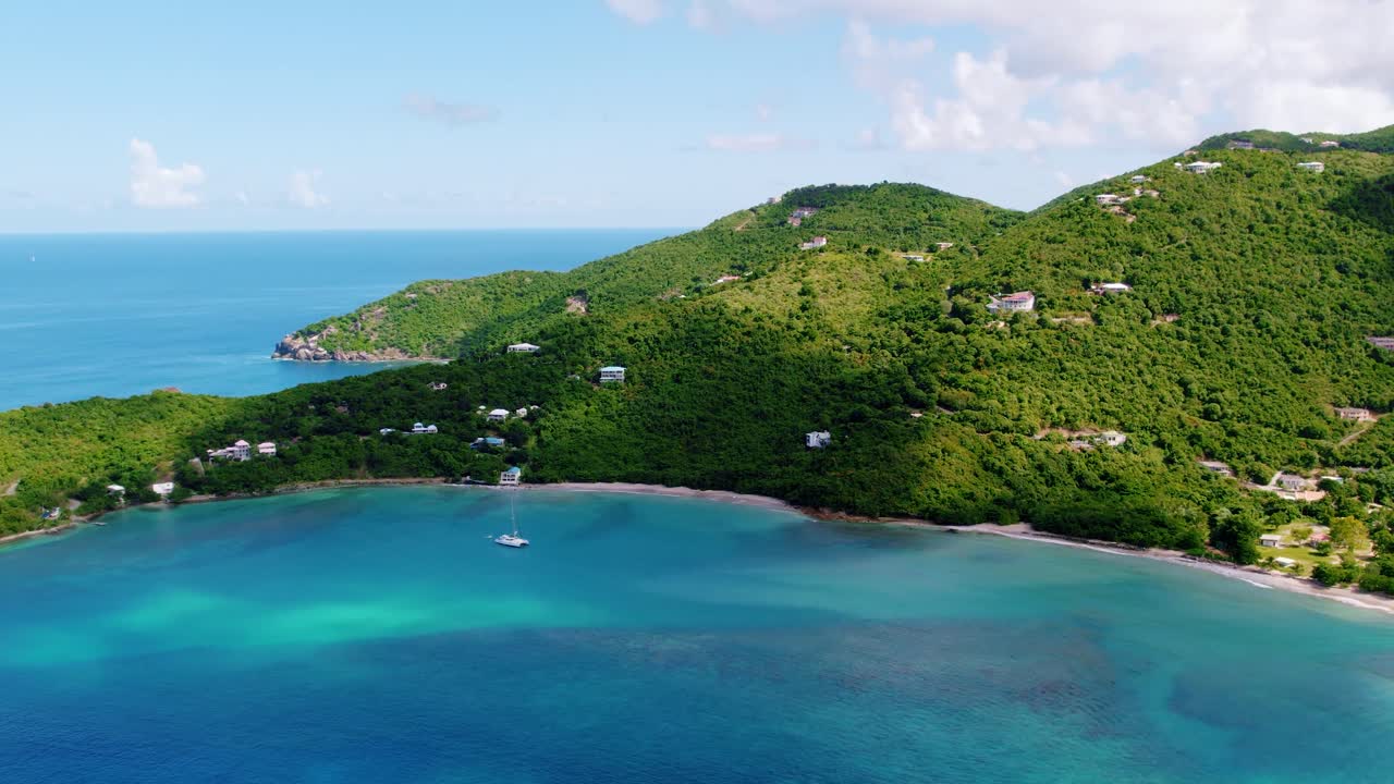 Tomada panorâmica da costa de uma ilha tropical com lagoa.