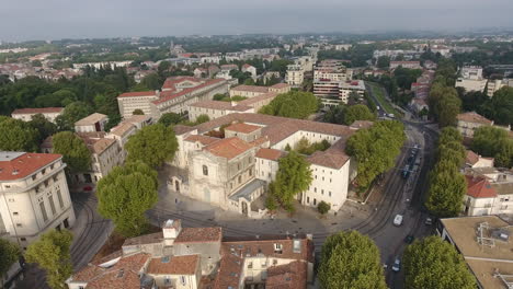 Schönes-Altes-Gebäude-In-Montpellier,-Frankreich-Mit-Straßenbahn-Und-Verkehr-Entlang.