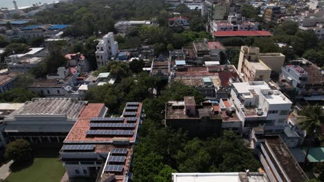 Una-Vista-Aérea-De-La-Comunidad-Espiritual-Con-Sede-En-Pondicherry,-El-Ashram-De-Sri-Aurobindo-Y-El-Templo-De-Anakula-Vinayagar