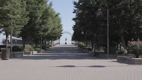 empujar hacia abajo la pasarela en la plaza belvedere en louisville, kentucky hacia la estatua de george rogers clark en un hermoso día de verano