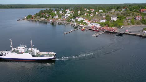 Car-ferry-departs-from-beautiful-archipelago-village-in-Sweden