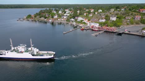 Die-Autofähre-Fährt-Vom-Wunderschönen-Schärendorf-In-Schweden-Ab