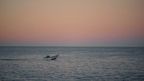 Lancha-Motora-Navegando-Amanecer-Océano.-Barco-De-Alta-Velocidad-Viajando-En-El-Mar-Amanecer-Mañana