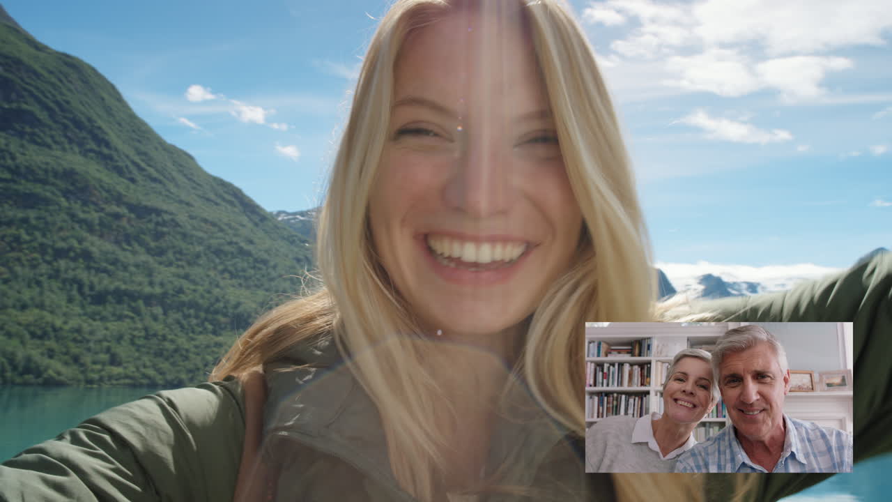 mujer feliz viajando video charlando con padres ancianos soplando besos compartiendo vacaciones en noruega divirtiéndose mostrando lago y naturaleza