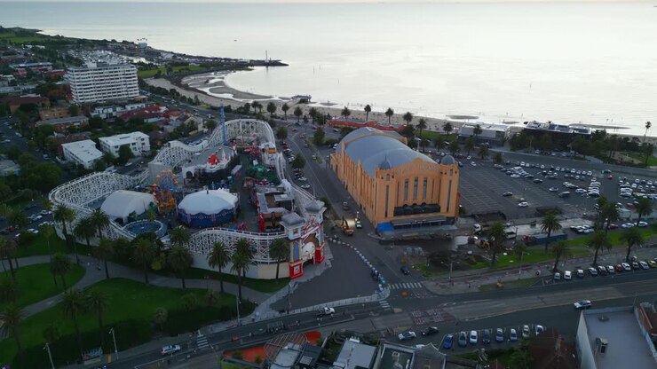 Vista aerea con drone della costa e del sobborgo di Saint Kilda a Melbourne, Victoria, Australia