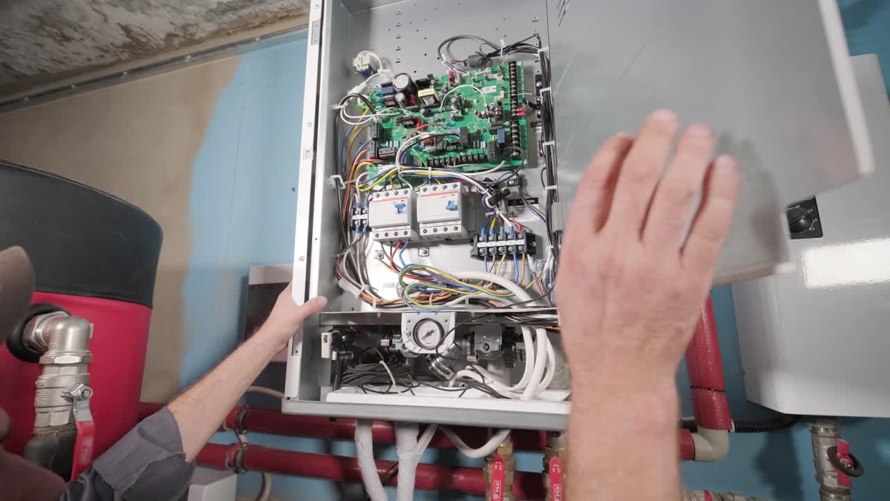 técnico de hvac instala sistemas de calefacción, ventilación y aire acondicionado