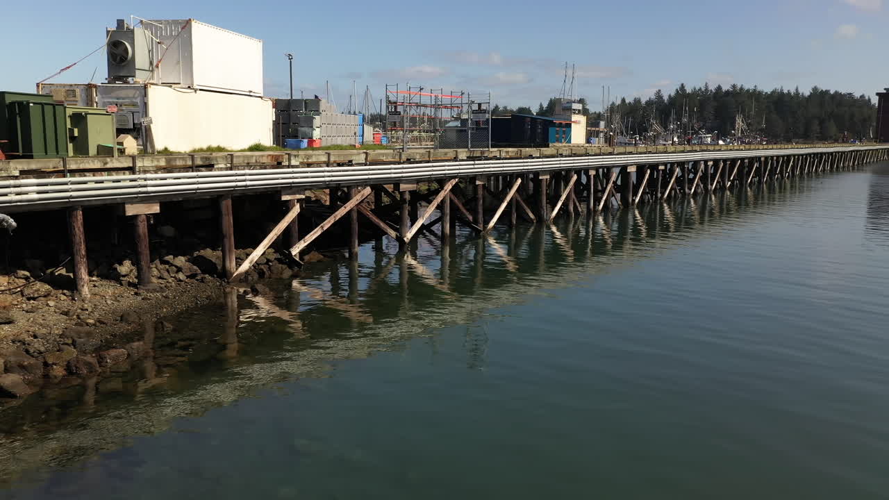 오레곤의 찰스턴 정박지 건물 및 구조물을 따라 낮은 수준의 드론 비행