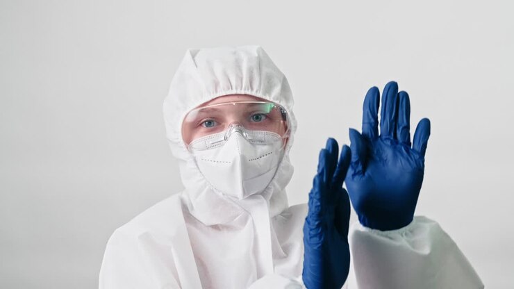 Scienziato sanitario e medico felice con DPI che balla