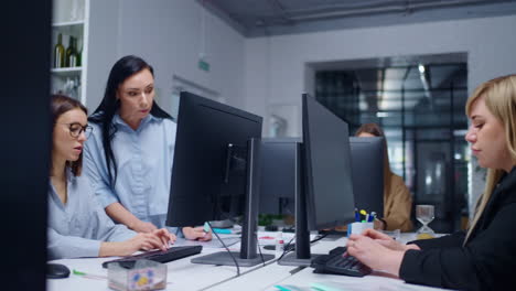 mujeres que trabajan juntas en un entorno de oficina