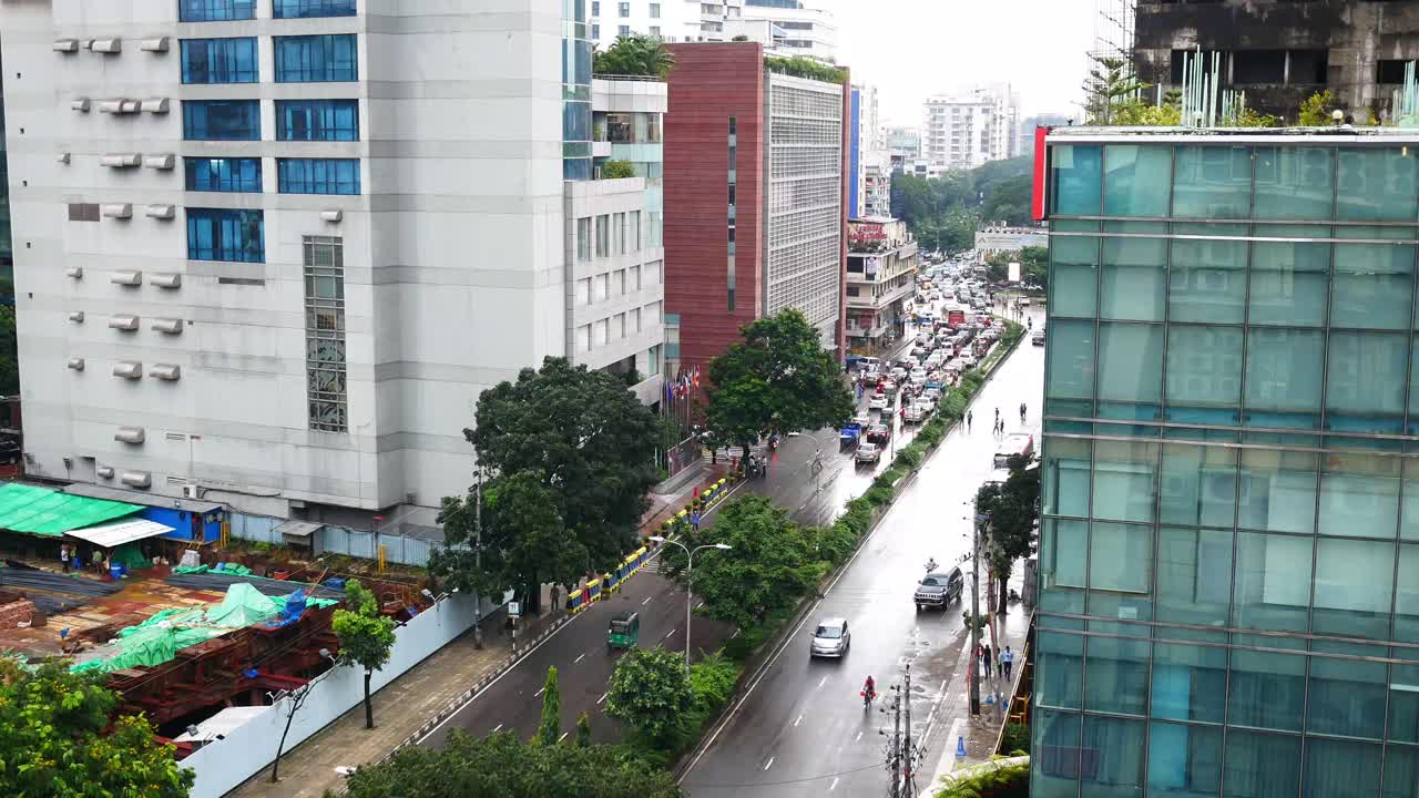 고층 건물 과 교통 이 있는 도시 거리 풍경