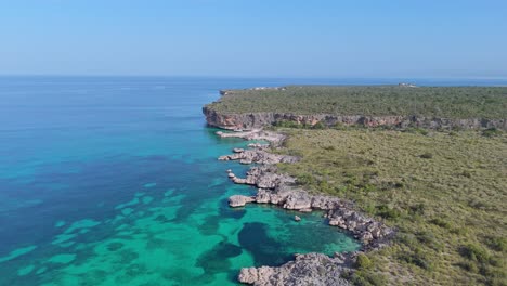 magnífico paisaje y costa de pedernales durante el día de verano