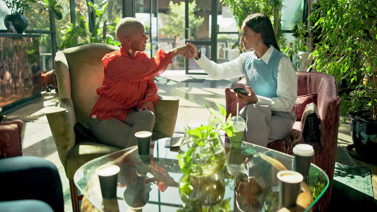 dos mujeres teniendo una conversación en un café
