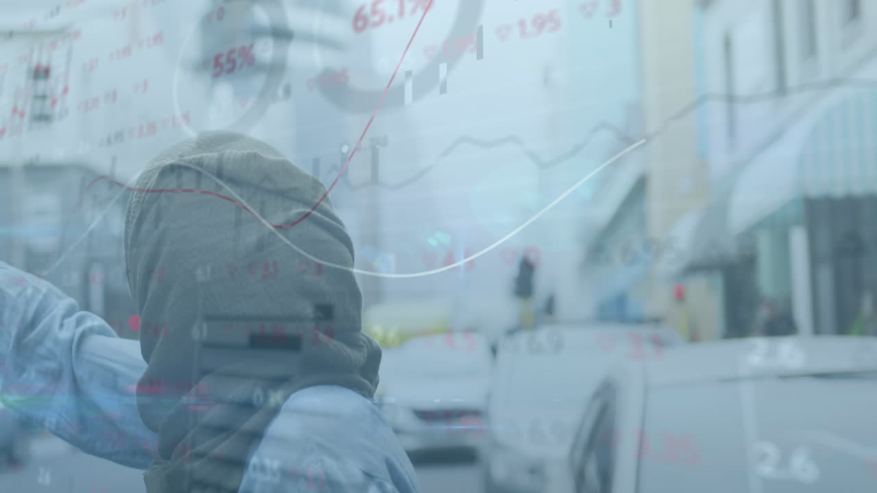 그래프와 거래 보드의 애니메이션, 히자브를 입은 두 인종의 여성이 택시를 멈추기 위해 손을 들어 올립니다.