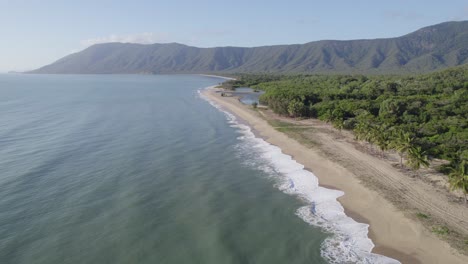 Langer-Weißer-Sandstrand---Wangetti-Beach-In-Nordqueensland,-Australien---Luftrückzug