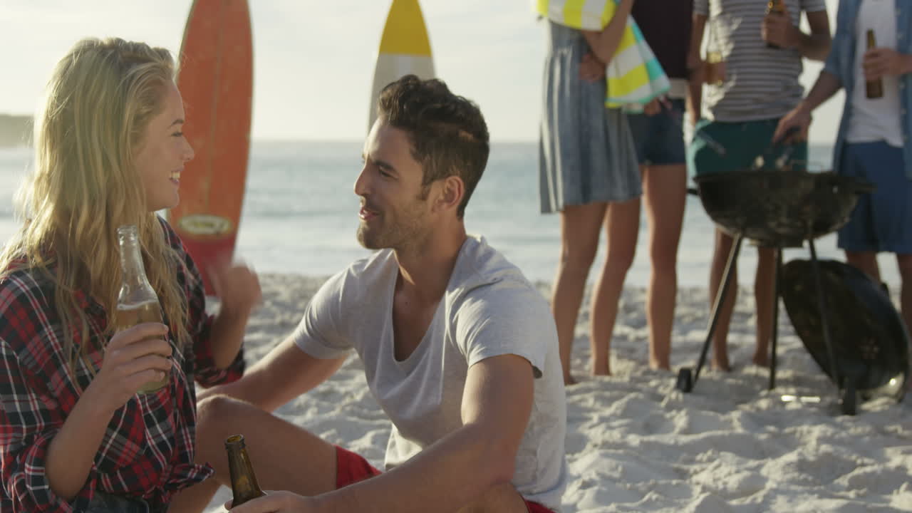 함께 맥주를 마시는 커플