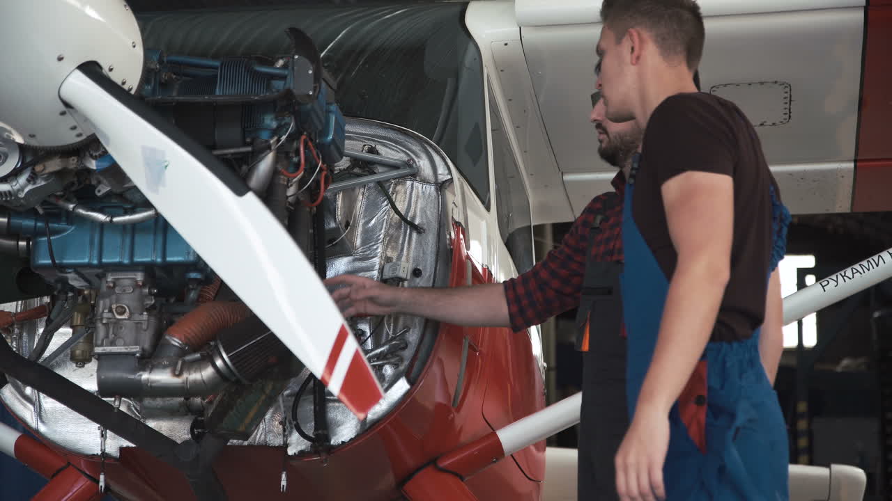 mantenimiento de los motores de los aviones