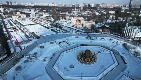 vista aérea de un parque de invierno nevado en moscú