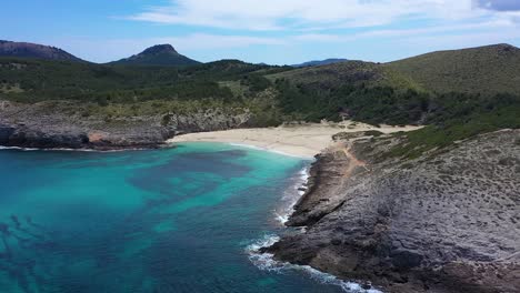 Una-Toma-Panorámica-De-Una-Hermosa-Bahía-De-Mallorca