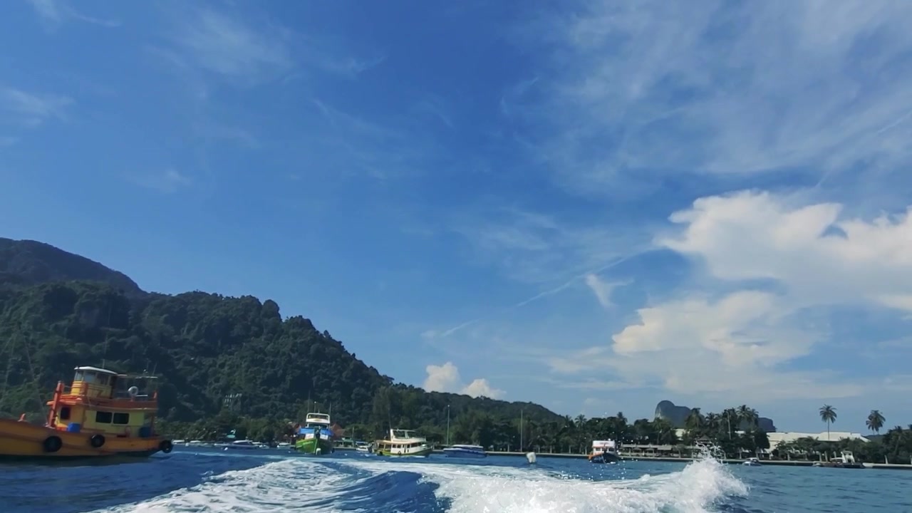 Pemandangan dari Belakang Perahu yang Bergerak di Laut