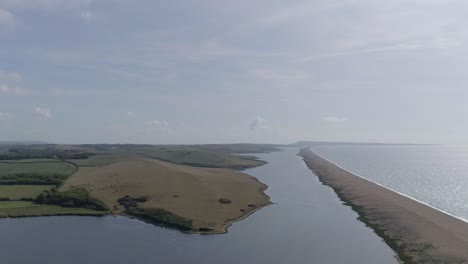 Luftverfolgung-Mit-Blick-Nach-Osten-Entlang-Der-Flottenlagune-Und-Des-Chesil-Beach-In-Abbotsbury