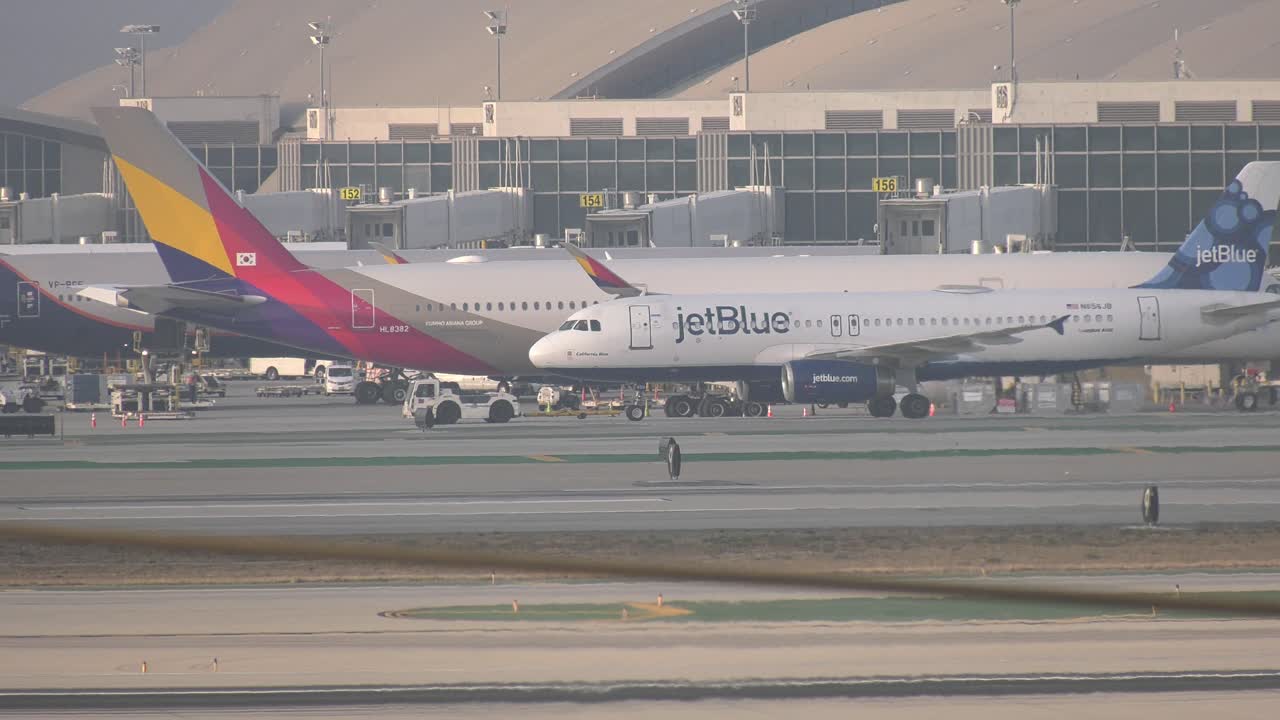공항 활주로에서 비행기 택시