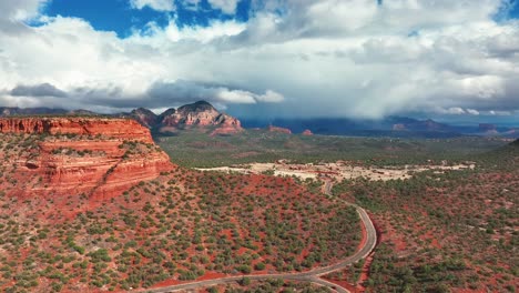 Luftaufnahme-über-Die-Wildnis-Von-Sedona-In-Arizona,-USA---Drohnenaufnahme