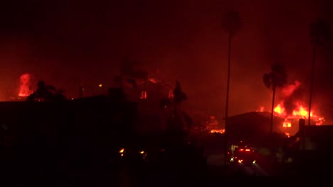 las casas se queman en todas las laderas en un infierno por la noche durante el incendio de 2017 thomas en el condado de ventura, california 1
