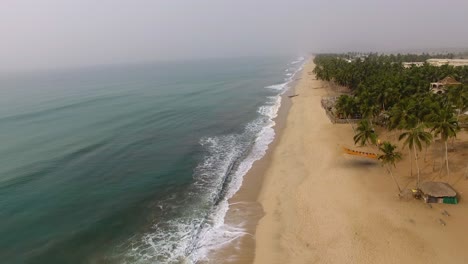 vista de área de 4k de la playa tropical de la región de volta de ghana