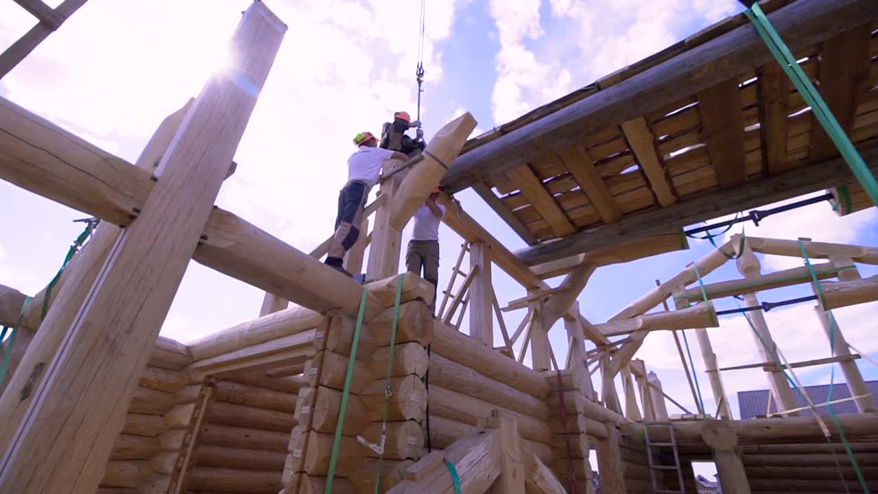 construcción de cabañas de madera en curso
