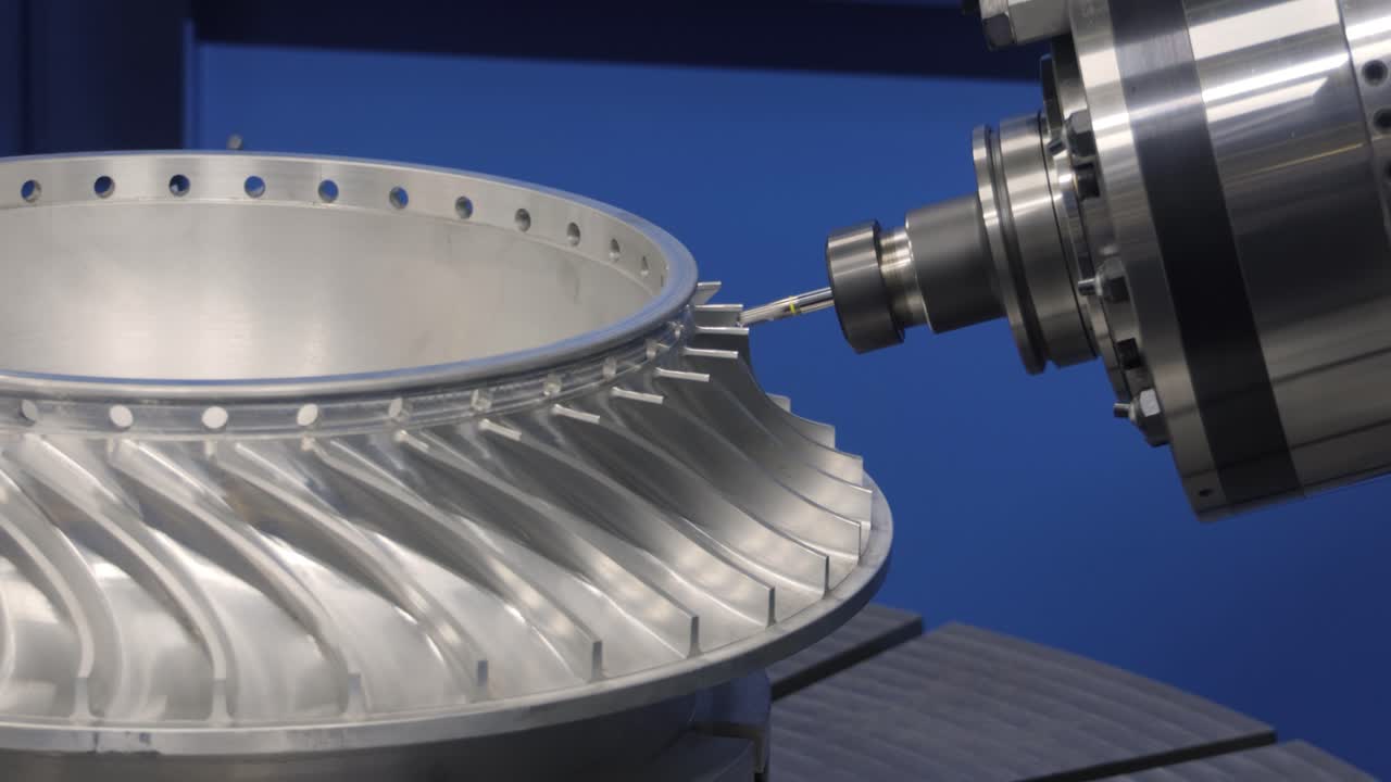 lavorazione dei metalli macchina di fresatura cnc. taglio del metallo tecnologia di lavorazione moderna.