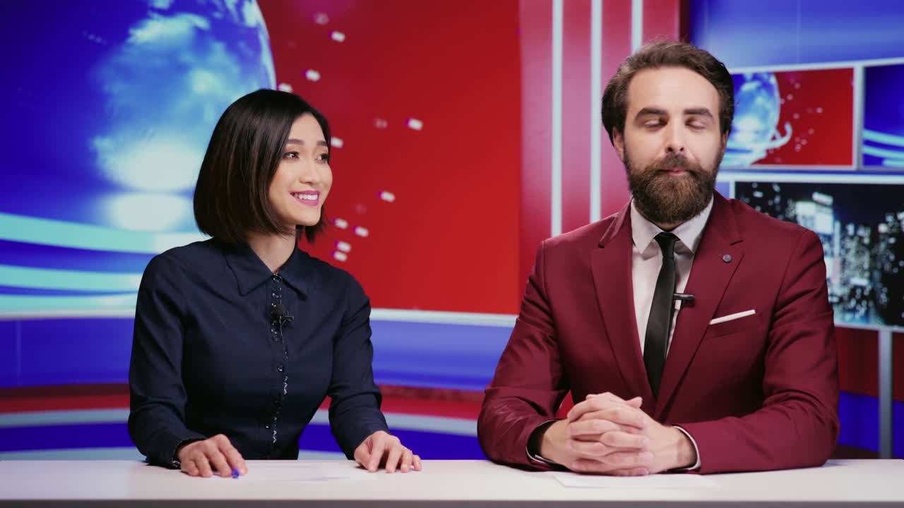 다양한 진행자들이 아침 쇼를 진행합니다.