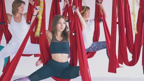 Mujeres-Bonitas-Disfrutan-Practicando-Asanas-De-Yoga-Con-Mosca-Oriental.