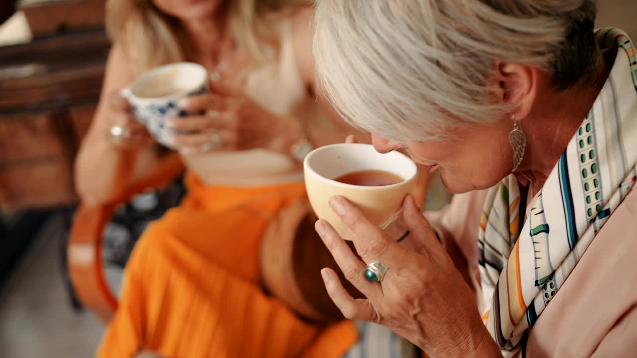 카페에서 친구들과 차를 마시는 고령 여성의 클로즈업