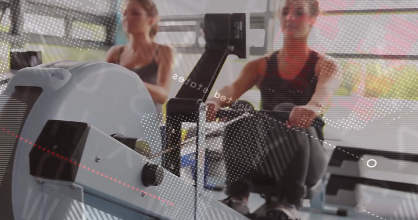 Due donne che afferrano le maniglie ed eseguono canottaggio sincronizzato in palestra, generando un globo di dati animato.