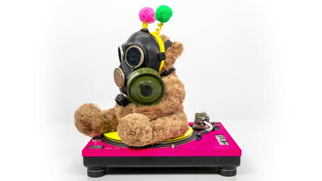 dj de oso de peluche con máscara de gas