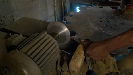 Primer-Plano-De-Una-Mano-De-Piel-Oscura-Reparando-Un-Espacio-De-Trabajo-De-Platería-Con-Sierra-Metálica