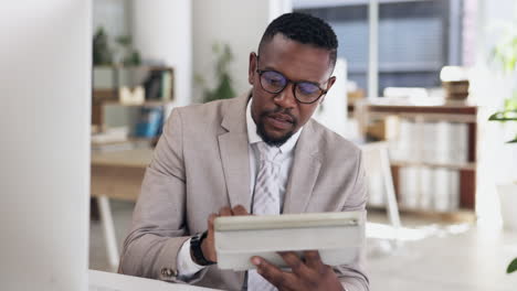 investigación, tableta y computadora con hombre negro