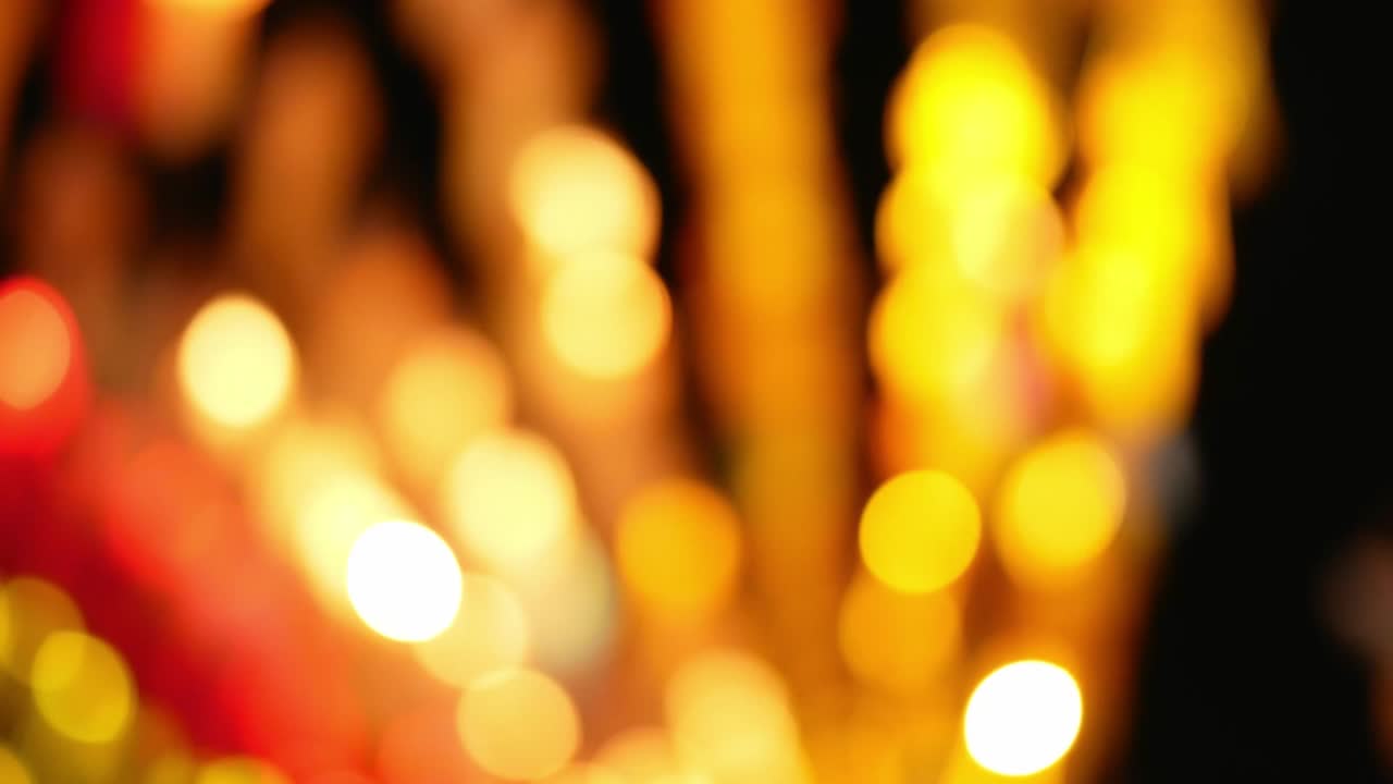 fondo de bokeh abstracto de la luz de la linterna thai lanna por la noche. conceptos de celebración en el festival yi peng.
