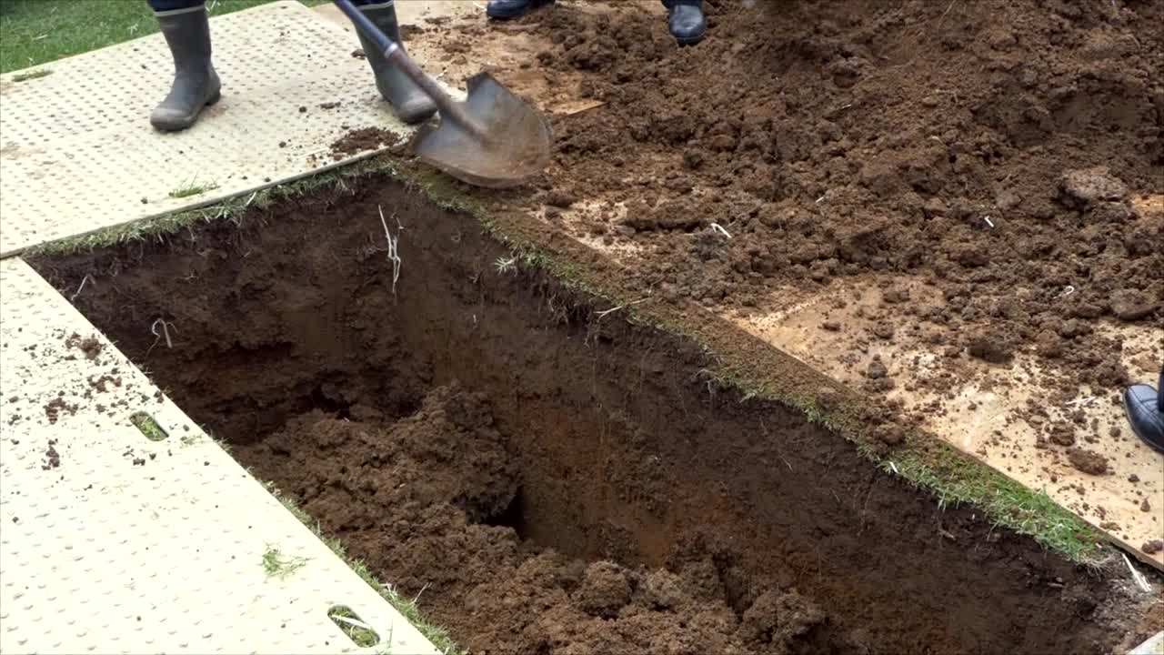 영구차나 예배당에 있는 장례식 관의 클로즈업 샷 또는 묘지의 매장