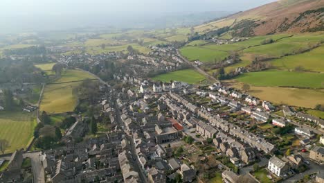 filmische luftaufnahmen von sedbergh village, dem idealen ort für einen ausflug zu jeder jahreszeit