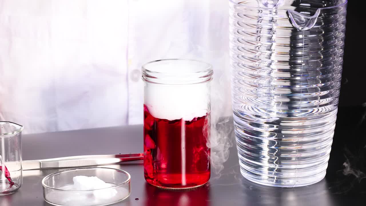 건조한 얼음이 은 액체에 첨가되면서 활발한 화학 반응이 발생하여 극적인 연기가 발생합니다.