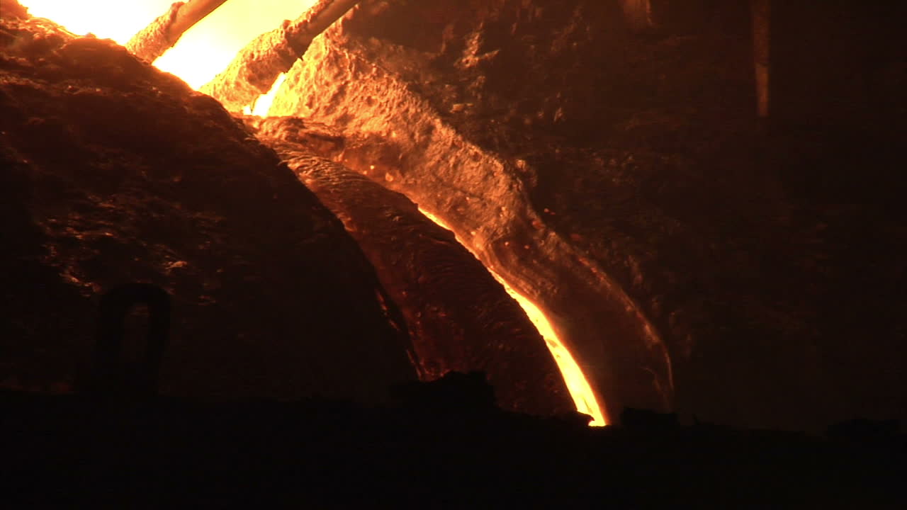Ferro liquido che cola dall'altoforno. Fusione del ferro nell'altoforno.