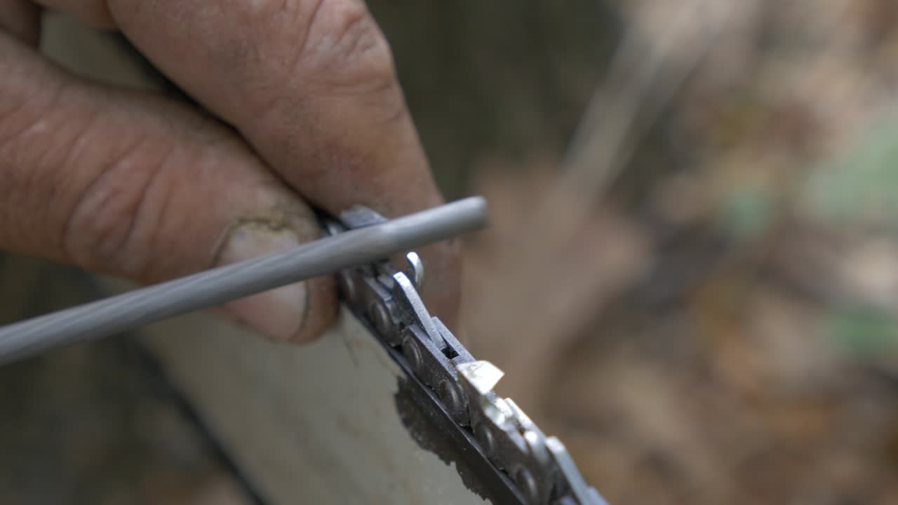 el diente de corte de la motosierra se prepara para cortar madera 4k