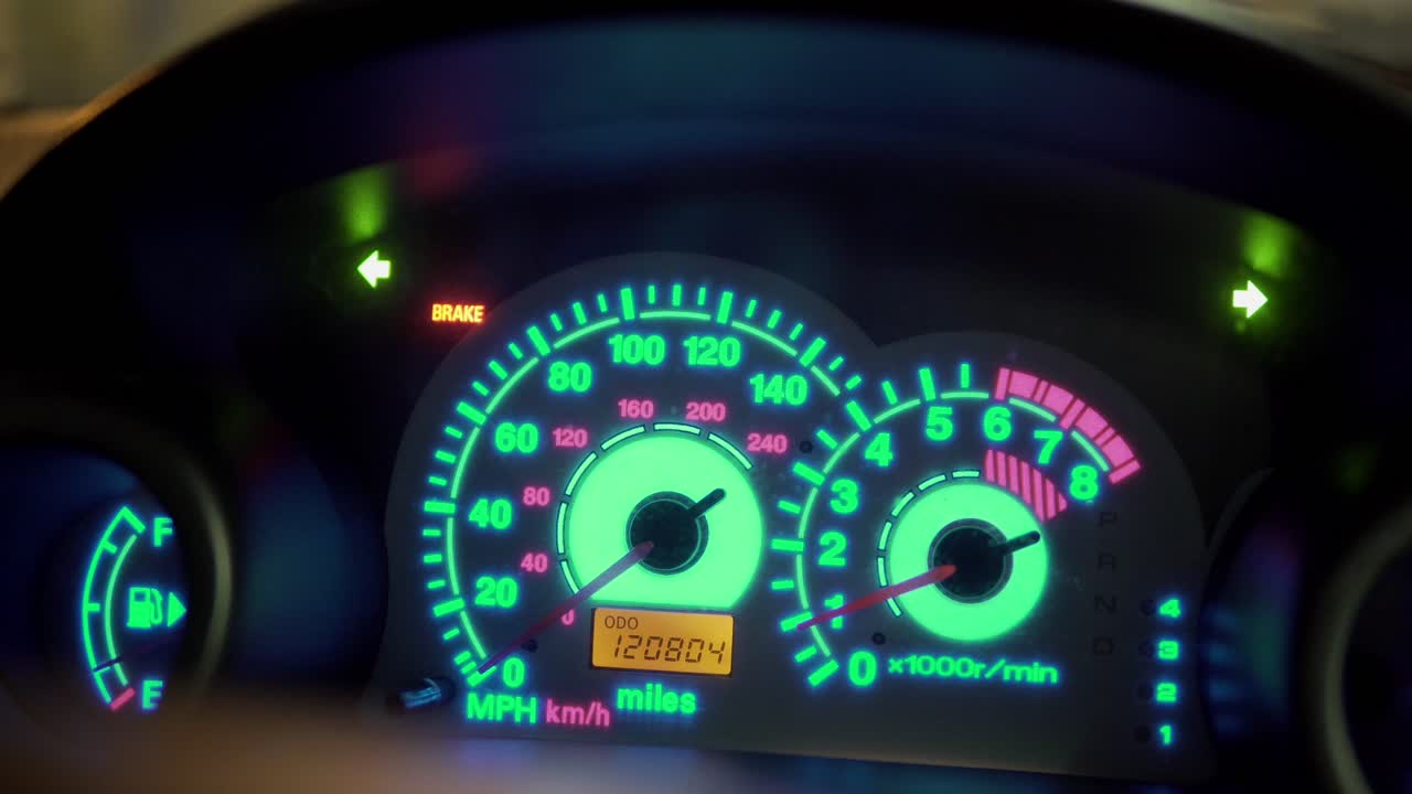 조명 을 가진 차 의 대시 보드