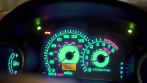tablero de instrumentos en el coche con luces
