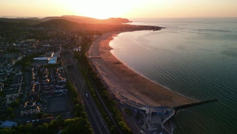 Colwyn-Bay-Hermosa-Puesta-De-Sol-De-Verano---Acercamiento-Aéreo-A-La-Playa-De-Drones---23-De-Junio