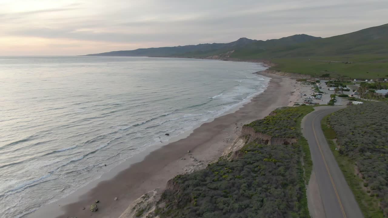 camping de playa al atardecer desde la carretera