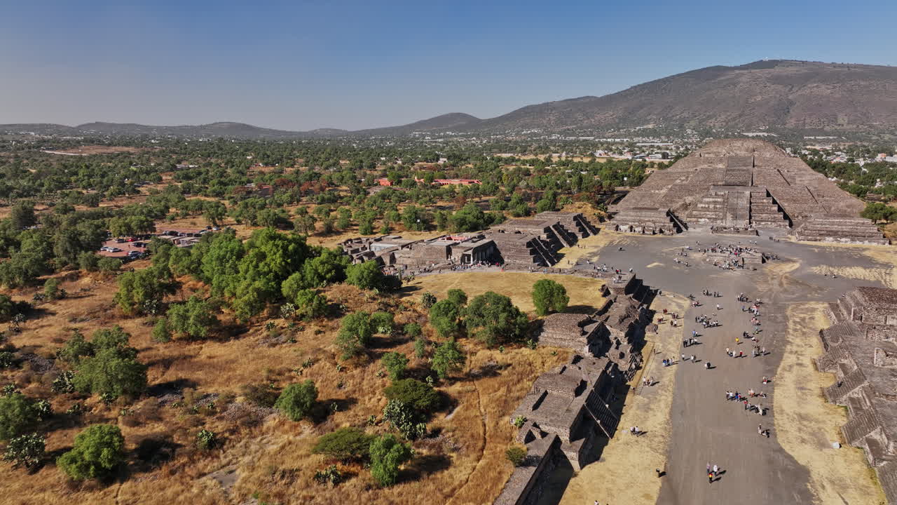 teotihuacan mexico aerial v3 영화 저층 고가도로 및 역사적인 랜드마크 문화유산 달의 피라미드로 이어지는 - mavic 3 cine으로 촬영 - 2021년 12월