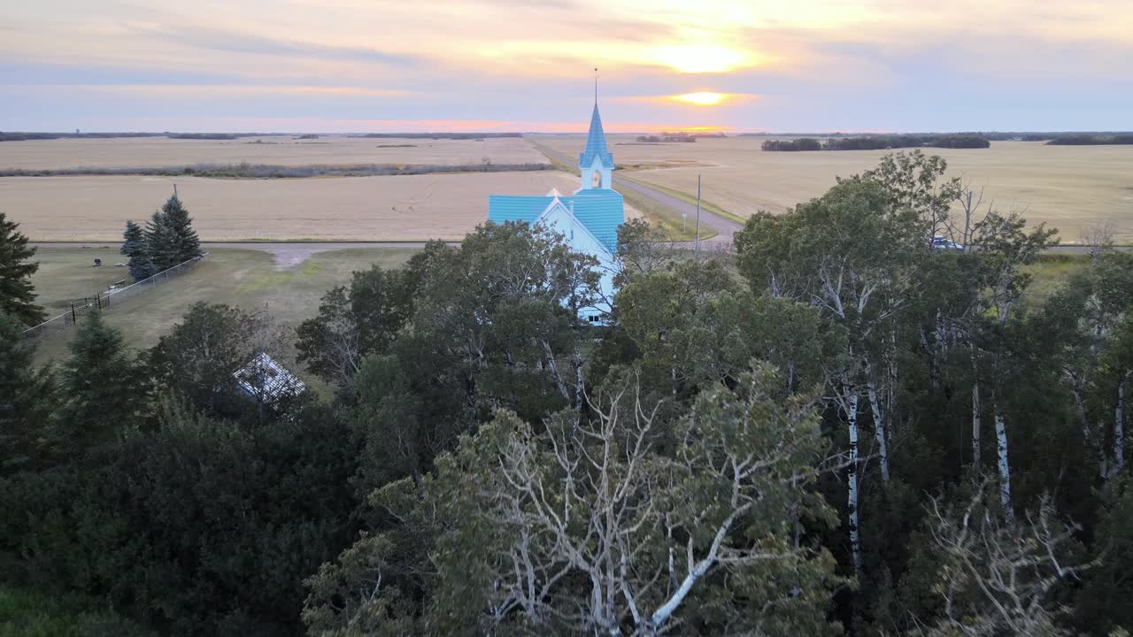 красивая старая деревянная церковь в сельской местности альберты на закате солнца